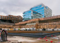 Banka CREDITAS staví v Karlíně: Základní kámen nové centrály pro dva tisíce lidí je položen